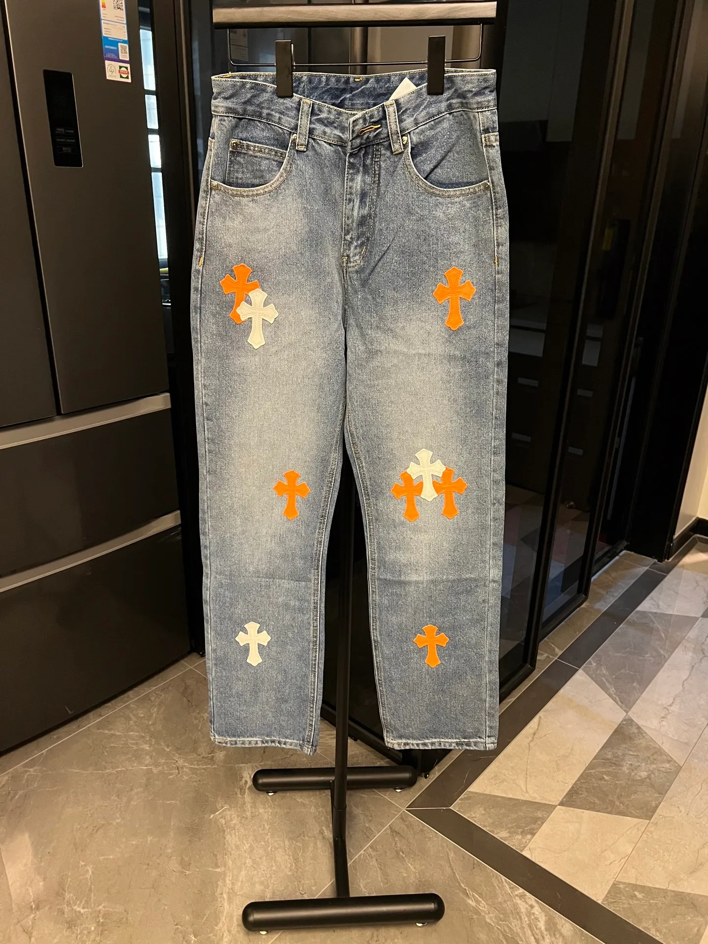 P260 [Next day] Chrome Hearts/Chrome Hearts 25FW CH Overseas Customized Limited Series Sanskrit Cross Patch Leather Jeans (Blue) Blue and Orange Color - Customized Limited Edition Fashion players, Chrome Hearts limited edition jeans are now available!  The unique color scheme is like the intertwining of vitality and romance of Hong Kong. The three-dimensional letters between the hips seem to tell the story of the city. The customized hardware, the three-dimensional and thick cross stamens, and the hand-cut leather washers make the details full of luxury.  Handcrafted and made of environmentally friendly materials, comfort and quality coexist. Owning it is not only an outfit, but also a status symbol. Globally limited edition, don’t miss it. Look for the exact version.  Size: 28 30 32 34 (corresponding to s-xl) Detailed size can be found in Figure 9